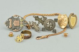 A SELECTION OF LATE 19TH TO EARLY 20TH CENTURY JEWELLERY AND NOVELTIES to include a rolled gold band