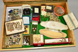 A HINGED TABLE TOP WOODEN DISPLAY CASE OF COSTUME JEWELLERY to include a pair of cased Wedgwood