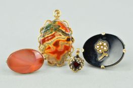 FOUR ITEMS OF GEM JEWELLERY to include an oval onyx brooch set with split pearls to the central