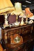 AN OAK CASED MANTLE CLOCK and five various table lamps with shades including onyx lamps (6)