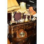 AN OAK CASED MANTLE CLOCK and five various table lamps with shades including onyx lamps (6)
