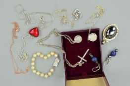 NINE ITEMS OF MAINLY SILVER AND WHITE METAL JEWELLERY to include an imitation pearl bracelet, a pair