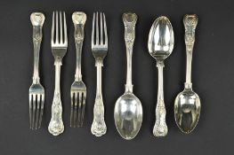 SEVEN PIECES OF MATCHED KINGS PATTERN SILVER FLATWARE, comprising two dessert forks and dessert