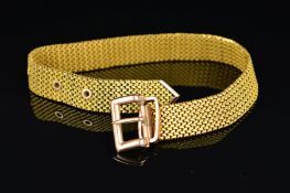 AN EARLY 20TH CENTURY GOLD MESH LINK BUCKLE BRACELET, which can be worn at various lengths, bracelet