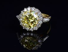 AN 18CT GOLD IMPRESSIVE LARGE YELLOW DIAMOND CLUSTER RING, centring on a natural 'fancy intense
