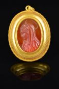 A LATE 19TH CENTURY GOLD ETRUSCAN REVIVAL HARDSTONE CARNELIAN CAMEO PENDANT, depicting the Virgin