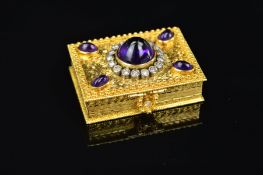 A FINE GOLD PILL BOX, case intricately decorated and engraved, centring on a deep round cabochon cut