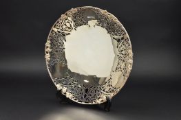 AN ELIZABETH II CIRCULAR SILVER DISH, cast and pierced fruiting vine rim over similarly decorated