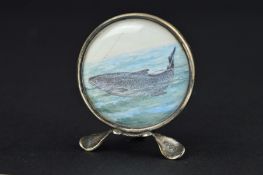 AN EDWARDIAN CIRCULAR SILVER MOUNTED MENU CARD HOLDER, painted with a fish caught on a line, set