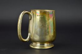 A GEORGE V SILVER TANKARD OF PLAIN DESIGN, 'C' scroll handle, engraved presentation inscription,