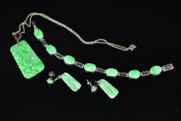 A VINTAGE SUITE OF JADE, a Chinese carved jade seven oval panel piece bracelet, each oval panel