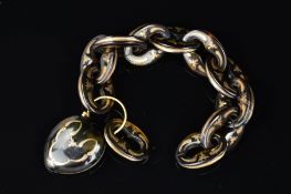 AN EARLY 20TH CENTURY TORTOISESHELL PIQUE BRACELET, the oval open links, each with simple inlaid