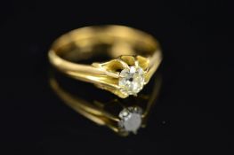 AN EARLY 20TH CENTURY 18CT GOLD DIAMOND SINGLE STONE RING, the old cut diamond within an eight