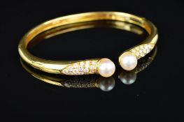 A MODERN 18CT GOLD PICCHIOTTI DIAMOND AND CULTURED PEARL TORQUE DESIGN BANGLE, an oval bangle with