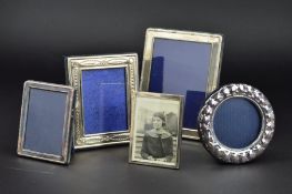 A GEORGE V RECTANGULAR SILVER MOUNTED PHOTOGRAPH FRAME, inner measurements 8.5cm x 6cm, makers