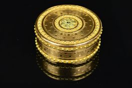 A FINE LATE 18TH CENTURY GOLD 'DRAGEOIR' FRENCH CIRCULAR PILL BOX, centring on a green gold