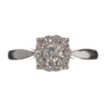 18CT WHITE GOLD AND DIAMOND CLUSTER RING