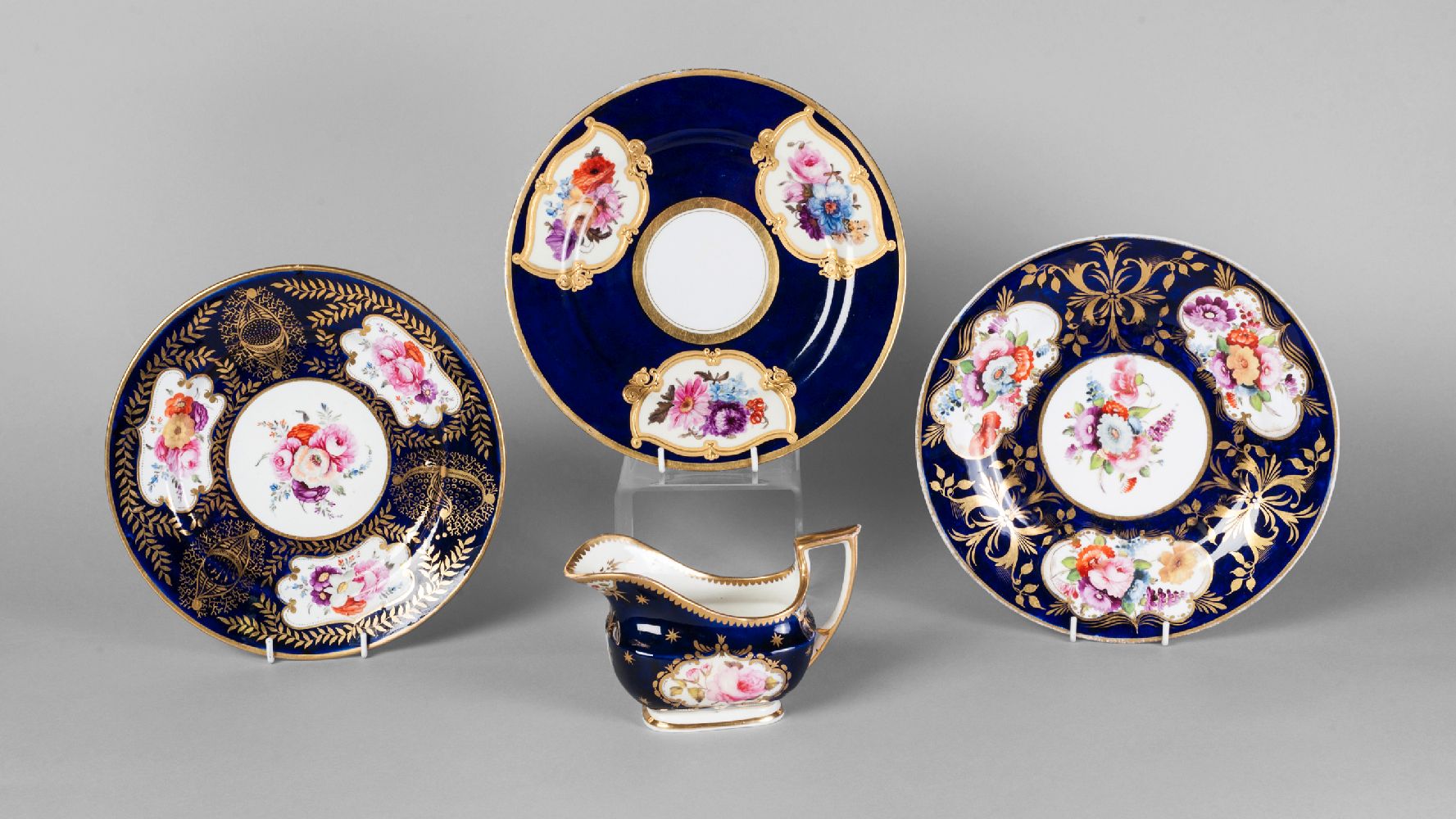 A Flight Barr and Barr porcelain plate, early 19th century, decorated with three shaped reserves