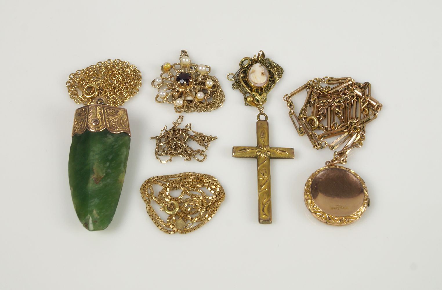A collection of jewelleryComprising: a gold fetter-link neckchain suspending a rolled gold locket