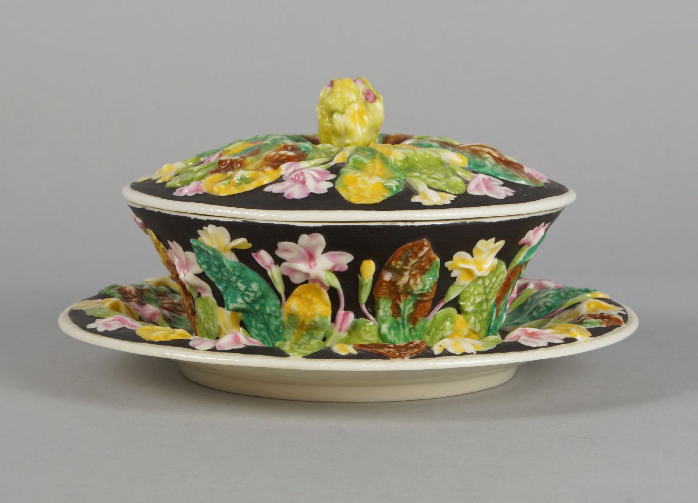 A Worcester tureen, cover and stand, late 19th century, the lid with a bud form finial, overall