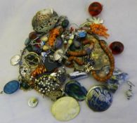 A small quantity of miscellaneous jewellery