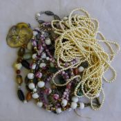 A small quantity of jewellery