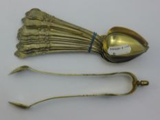 A set of Continental silver gilt teaspoons and tongs