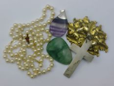 A quantity of costume jewellery