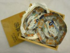 A boxed set of Imari dishes