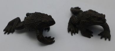 A pair of Chinese bronze frogs