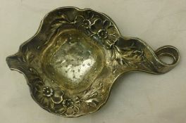 An Art Nouveau silver tea strainer