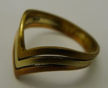 A tri-colour 9 ct gold ring