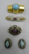 A small quantity of costume jewellery,