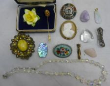 A quantity of various jewellery