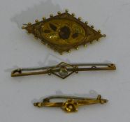 Three Victorian/Edwardian 9 ct gold brooches (5.