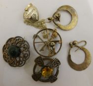 A small quantity of silver jewellery (35 grammes all in)