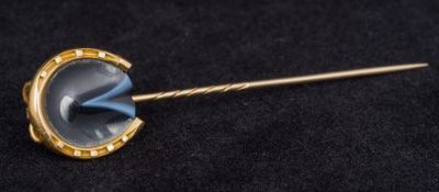 An 18 ct gold mounted agate stick pin Worked as an off fore hunter shoe,