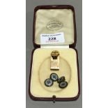 A 9 ct gold clip and a pair of cufflinks