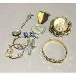 A quantity of vintage jewellery,