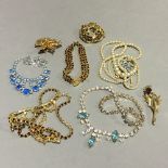 A small quantity of costume jewellery,
