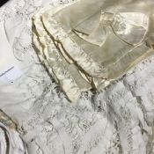 A quantity of vintage linen and lace