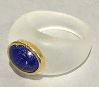 A gold lapiz and crystal ring