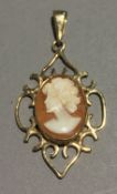 A 9 ct gold cameo pendant (2.