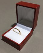 A 22 ct gold wedding band (2.