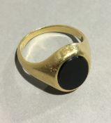 A gentleman's 18 ct gold signet ring (8.