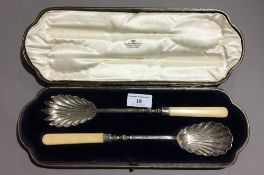 A pair of silver salad servers, cased (approx 4.