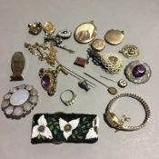 A quantity of miscellaneous jewellery