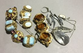 A quantity of costume jewellery