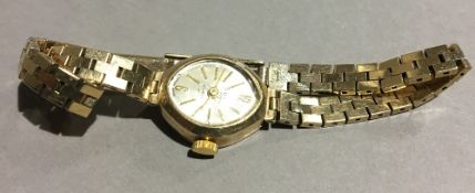 A 9 ct gold lady's wristwatch (14.
