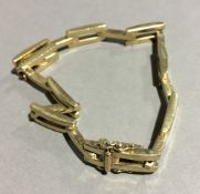 A 9 ct gold bracelet (10.